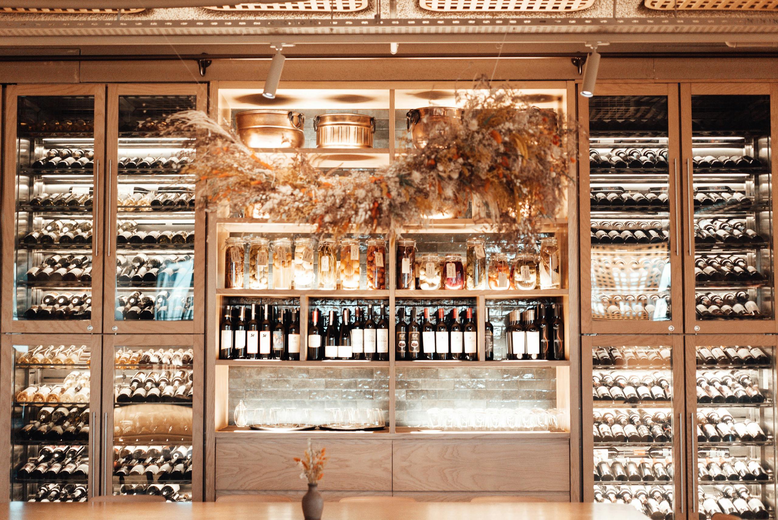 Cave à vin climatisée haut de gamme avec conservation professionnelle des bouteilles dans un espace moderne en Suisse romande.