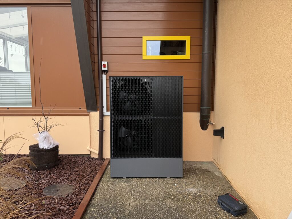 Pompe à chaleur extérieure installée par TechClima pour une habitation en Suisse romande