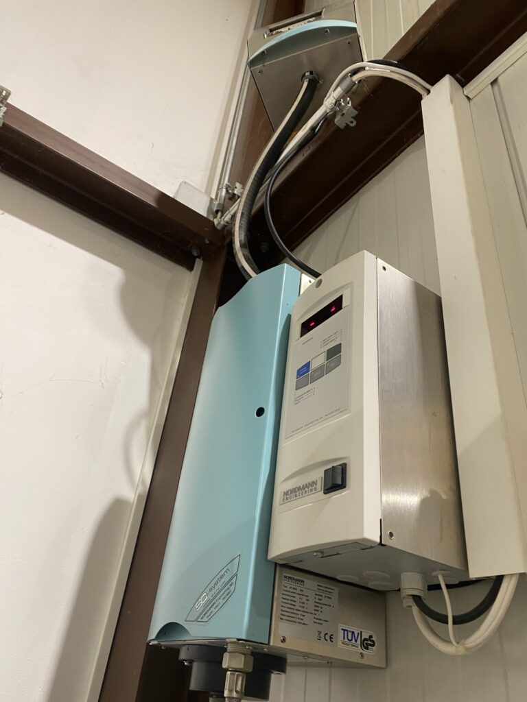 Système de ventilation et traitement de l’air avec humidificateur professionnel installé dans des locaux techniques en Suisse romande.